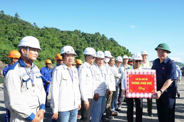 Chủ tịch Quốc hội Vương Đình Huệ thăm và tặng quà động viên công nhân thi công Dự án Cảng Liên Chiểu