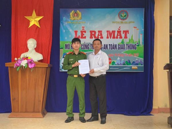 Người thầy 39 năm cõng chữ  lên vùng biên cương