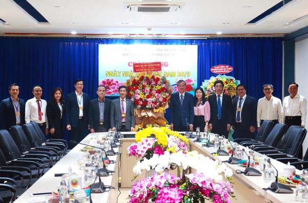 Lãnh đạo thành phố Đà Nẵng thăm, chúc mừng Ngày Nhà giáo Việt Nam