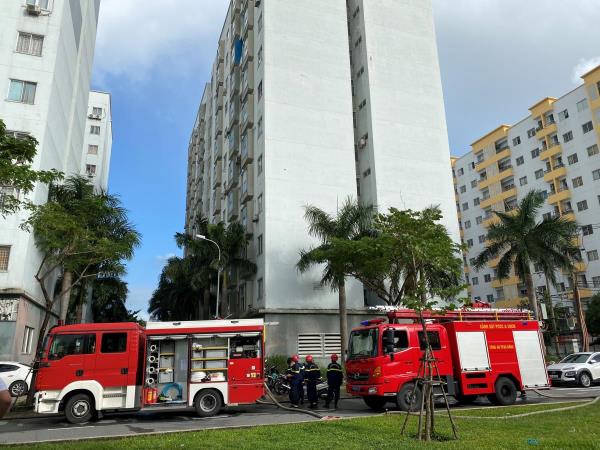 Nhanh chóng dập tắt đám cháy tại tầng 5 chung cư 12T5