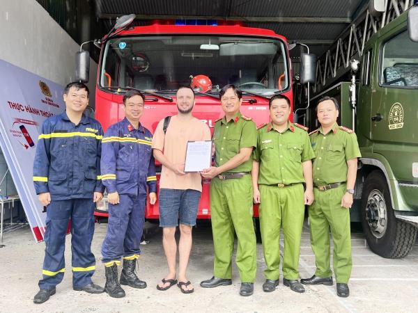 Thoát hiểm, du khách người Nga cảm ơn lực lượng cứu nạn của Công an TP Đà Nẵng