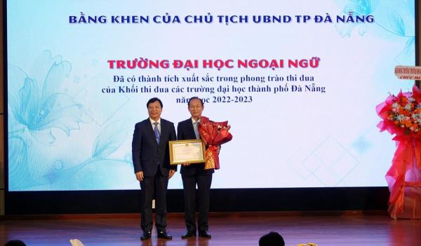 Tuyên dương, khen thưởng nhiều cá nhân, tập thể Trường Đại học Ngoại ngữ Đà Nẵng