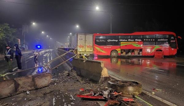 Xe khách tông dải phân cách