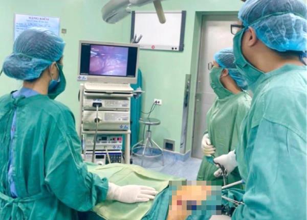 Phẫu thuật khối u buồng trứng khủng cho nữ bệnh nhân 18 tuổi