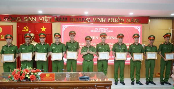 Khen thưởng nhiều đơn vị về đích trong kích hoạt tài khoản định danh điện tử