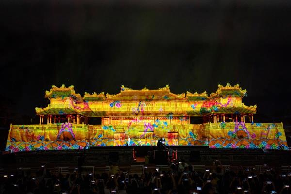 Ngọ Môn Huế lung linh, huyền ảo trong chương trình nghệ thuật Huế by light - The live show