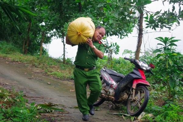 Công an xã biên giới Đắc Pre giúp dân vận chuyển lúa về nhà