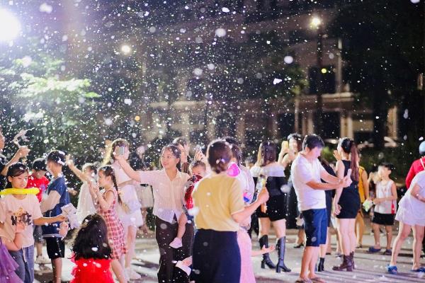 Người dân Quảng Trị hân hoan đón tuyết rơi tại Vincom Shophouse Royal Park