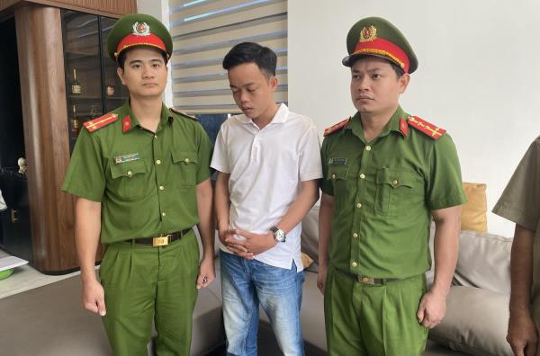 Cán bộ ngân hàng lừa đảo