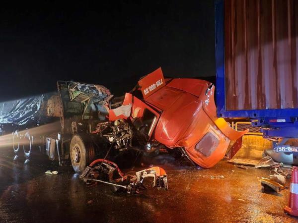 Giải cứu tài xế bị mắc kẹt