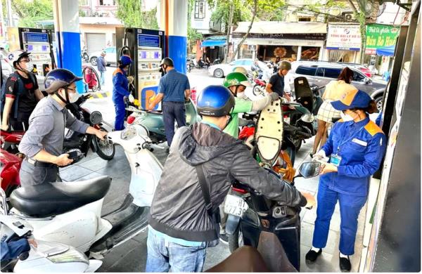 Không trích lập quỹ bình ổn, giá xăng RON95-III giảm gần 700 đồng mỗi lít