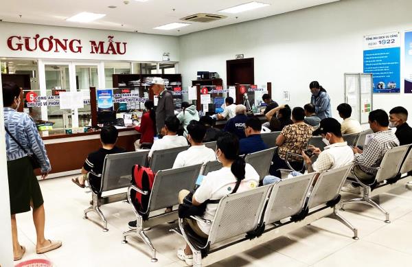 Đổ xô đi đổi giấy phép lái mô-tô, xe gắn máy vì tin đồn thất thiệt