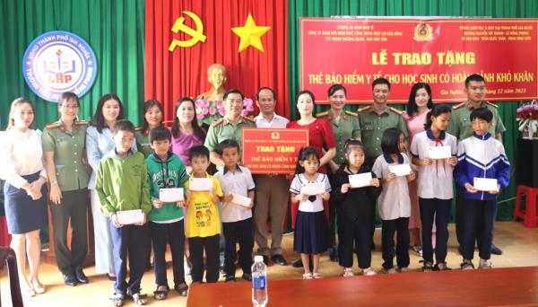 Phòng An ninh kinh tế Công an tỉnh Đắk Nông trao tặng gần 100 thẻ bảo hiểm y tế cho học sinh có hoàn cảnh khó khăn