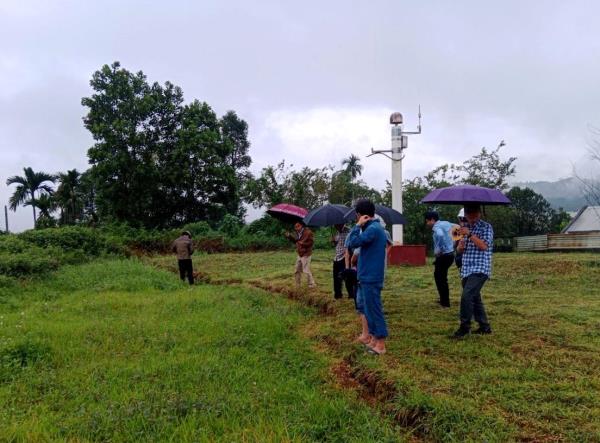 Xuất hiện vết nứt lớn trên đồi, người dân Trà My lo lắng