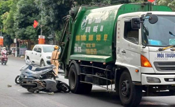 Tài xế mở cửa thiếu quan sát khiến người phụ nữ đi xe máy tử vong