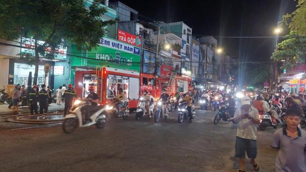 Kịp thời dập tắt đám cháy tại cửa hàng đồ chơi trẻ em