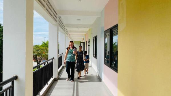 Vụ học sinh bị đẩy ra đường vì trường quốc tế bất ngờ đóng cửa:  Đón học sinh tại trường mới