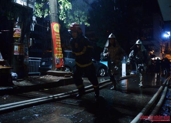Xuyên đêm chiến đấu với giặc lửa, cứu dân trong vụ cháy chung cư mini