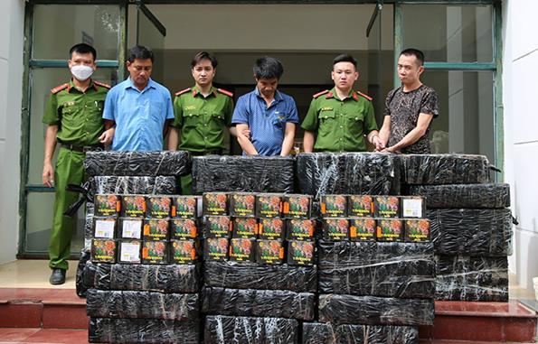 Bắt vụ vận chuyển 5 tạ pháo lậu