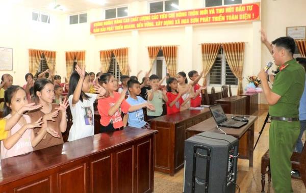 Thầy giáo Công an và lớp dạy tiếng Anh miễn phí