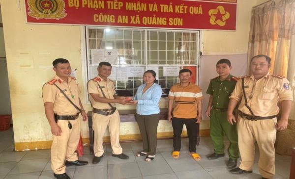 CSGT Đắk Nông nhặt được tiền vàng trả lại cho người dân đánh rơi trên đường