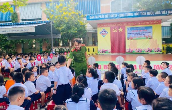 Trang bị kỹ năng thoát nạn trong đám cháy và phòng tránh đuối nước cho học sinh