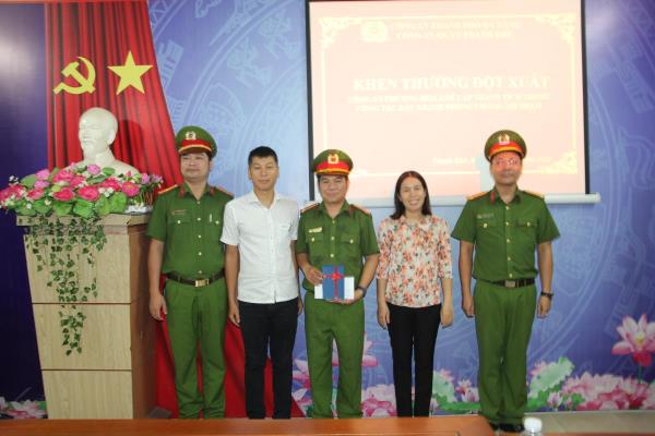 Khen thưởng Công an phường Hòa Khê thành tích truy bắt đối tượng cướp giật tiệm vàng