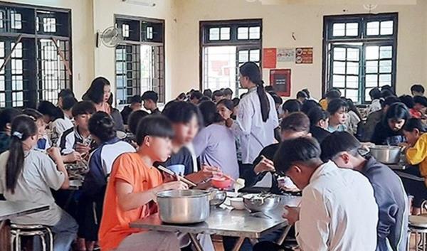 Vợ nguyên hiệu trưởng trường trung học phổ thông bỏ thuốc sâu vào thức ăn của học sinh