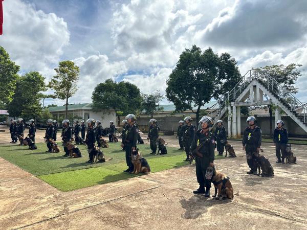 Bộ Tư lệnh Cảnh sát cơ động bế mạc lớp huấn luyện nâng cao kỹ năng điều khiển cảnh khuyển