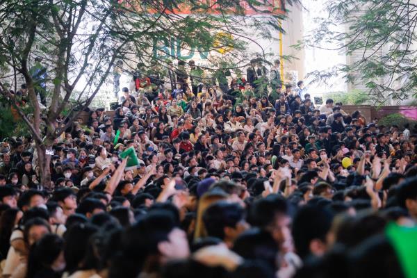 Cận cảnh dòng người ùn ùn tham dự đại tiệc âm nhạc Countdown Huế- Chào năm mới 2024