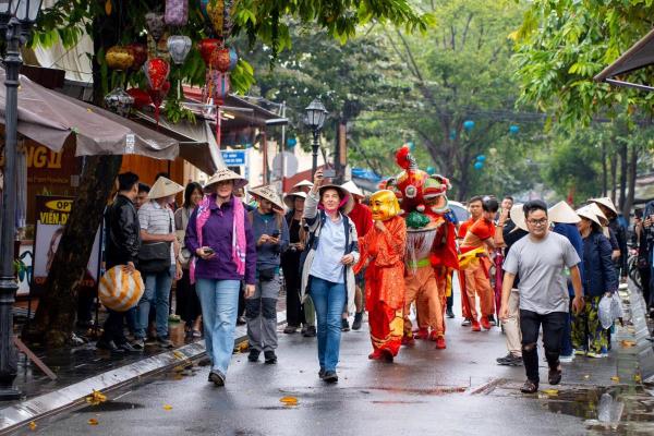 Hình ảnh đoàn khách quốc tế xông đất tại Hội An