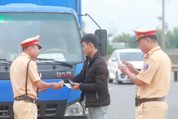 Lực lượng Cảnh sát giao thông Quảng Nam ra quân đảm bảo an toàn giao thông dịp Tết