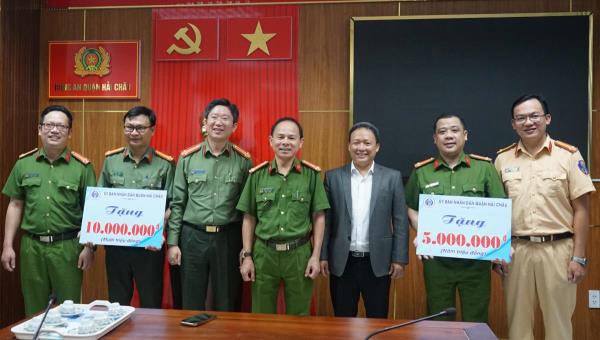 Khen thưởng lực lượng kịp thời xác minh, làm rõ thông tin vật thể lạ đặt trước cổng trường