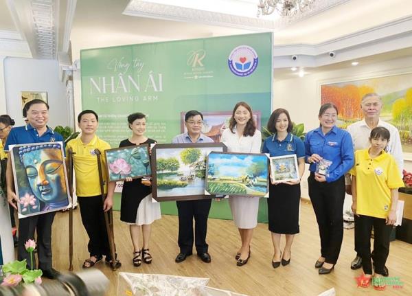 Mở triển lãm bán tranh cho người khuyết tật và trẻ mồ côi