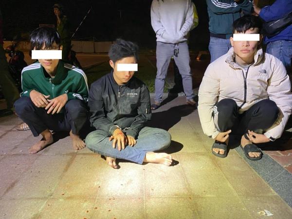 Truy bắt 3 báo thủ chống người thi hành công vụ