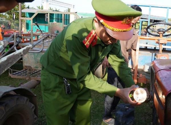 Cảnh sát giao thông dán decal phản quang cho 170 xe công nông, xe máy kéo