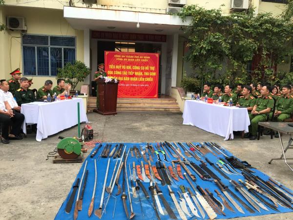 Công an quận Liên Chiểu tiêu hủy hàng trăm vũ khí, công cụ hỗ trợ