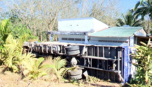 Xe tải mất lái lật trước nhà dân