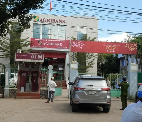 Quảng Nam truy bắt 2 đối tượng cướp ngân hàng