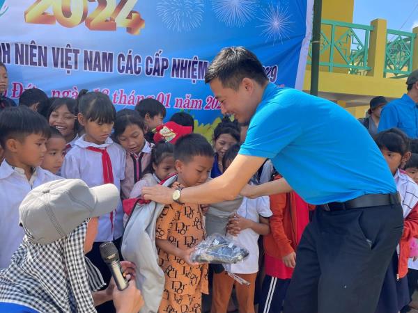 Ấm áp Chương trình Xuân gắn kết - Tết sẻ chia năm 2024