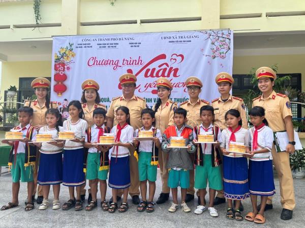 Học sinh nghèo vùng cao đón nhận quà Xuân yêu thương