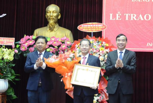 Bí thư Thành ủy Đà Nẵng Nguyễn Văn Quảng đón nhận Huy hiệu 30 năm tuổi Đảng