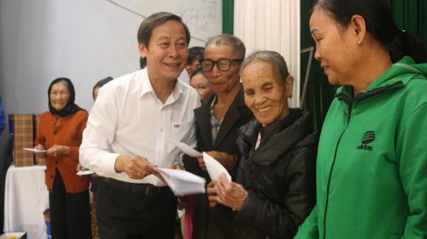 Chung tay chăm lo Tết cho người nghèo miền Trung