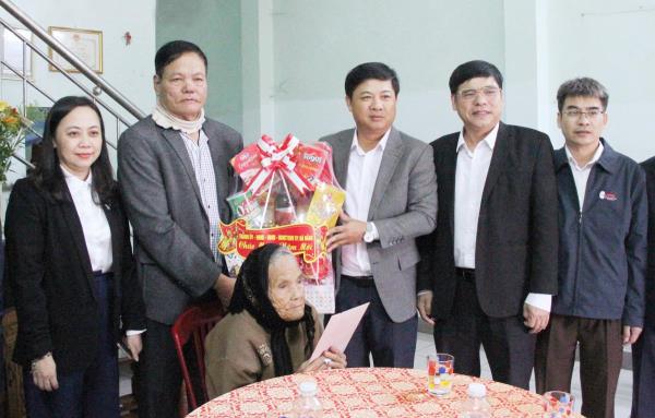 Lãnh đạo TP Đà Nẵng thăm, chúc Tết gia đình người có công