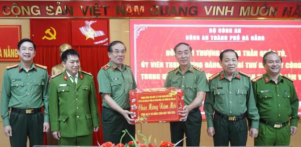 Thượng tướng Trần Quốc Tỏ làm việc, chúc Tết Công an thành phố Đà Nẵng