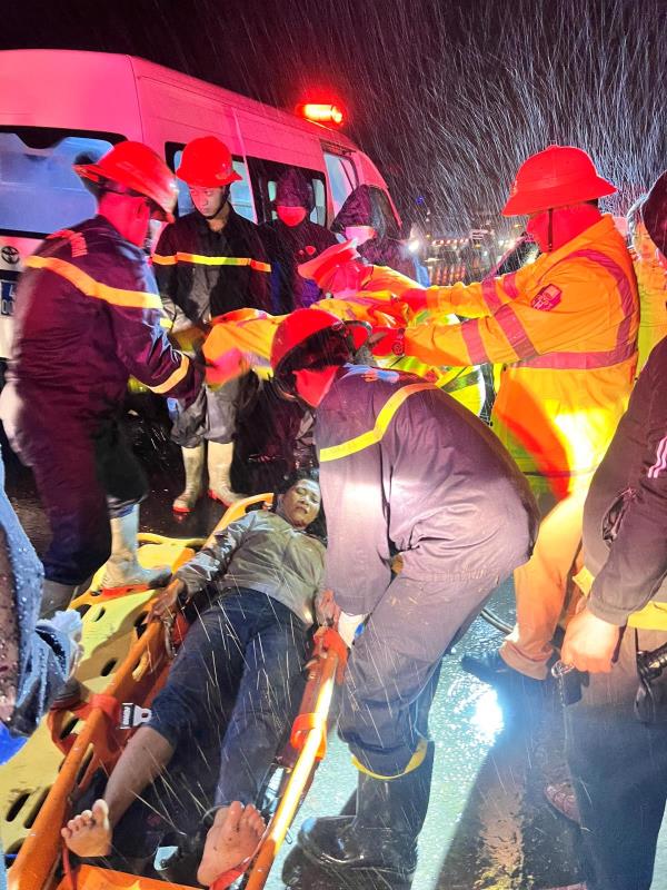 Xe khách 40 chỗ lao xuống vực ở cao tốc La Sơn – Túy Loan, nhiều người thương vong