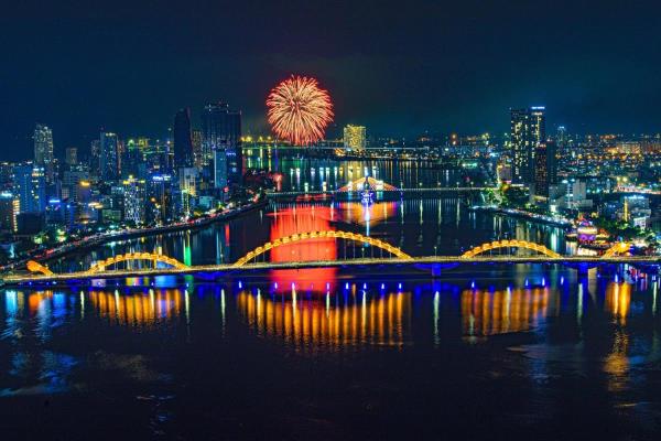 Thay áo dạ hội cho sông Hàn