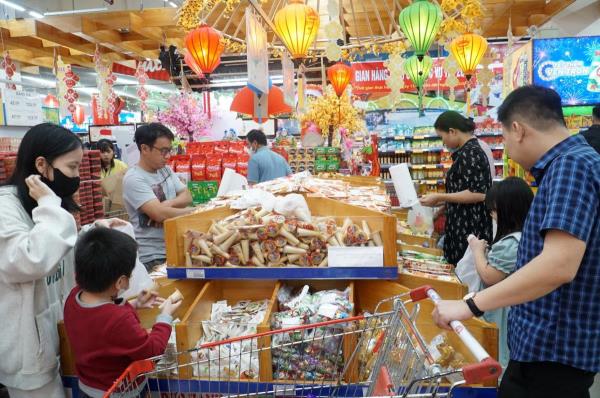 Hàng hóa dồi dào, tiểu thương sốt ruột chờ sức mua đột phá