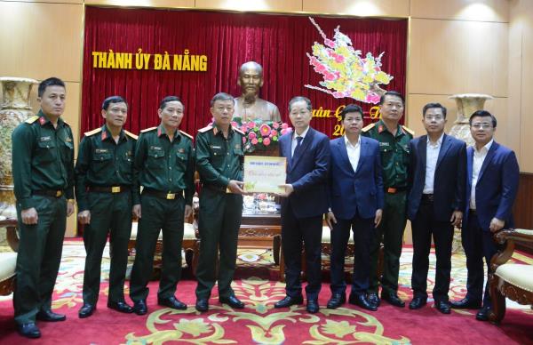 Bộ Tư lệnh Quân khu 5 chúc Tết Đảng bộ, chính quyền và nhân dân TP Đà Nẵng