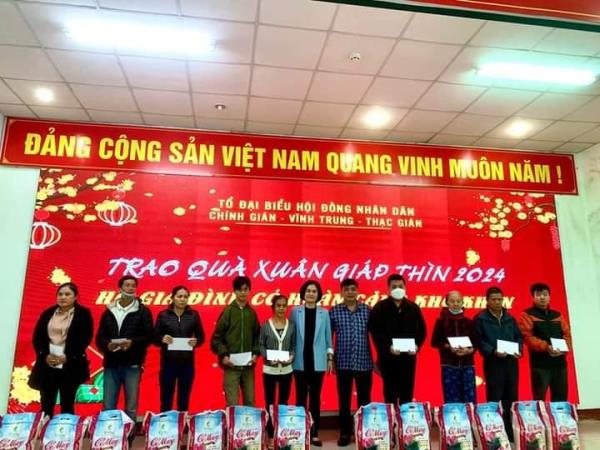 Tổ đại biểu HĐND quận Thanh Khê trao quà Xuân Giáp Thìn 2024 cho các hộ nghèo